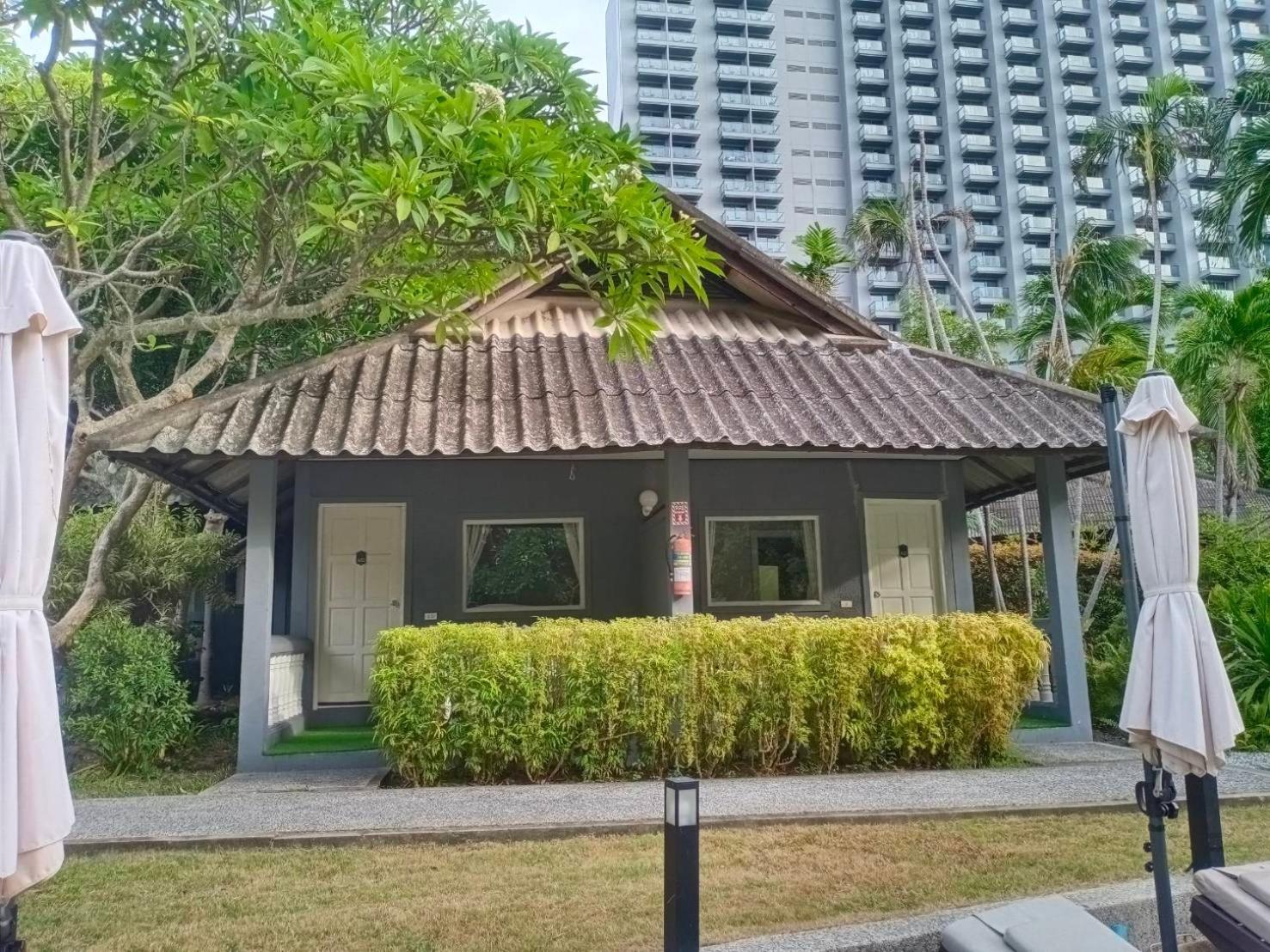 Let'S Hyde Pattaya Resort & Villas - Pool Cabanas Exterior photo